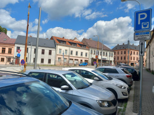 Parkování v Jihlavě XI: Před Dělnickým domem se smí stát dvacet minut zdarma