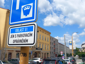 Parkování v Jihlavě XI: Před Dělnickým domem se smí stát dvacet minut zdarma
