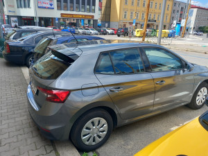 Parkování v Jihlavě XI: Před Dělnickým domem se smí stát dvacet minut zdarma