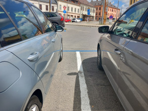 Parkování v Jihlavě XI: Před Dělnickým domem se smí stát dvacet minut zdarma