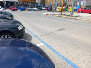 Parkování v Jihlavě XI: Před Dělnickým domem se smí stát dvacet minut zdarma