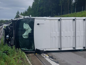 Řidič na dálnici narazil do kamionu, dodávka pak po boku ujela ještě 150 metrů