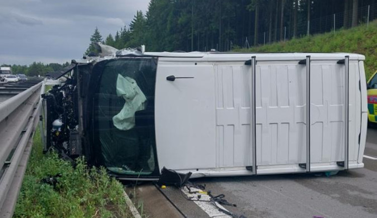 Řidič na dálnici narazil do kamionu, dodávka pak po boku ujela ještě 150 metrů. Foto: Se svolením Policie ČR
