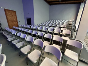 Divadelní dvorek v Jihlavě již funguje. Příjemný stín ocení až 200 diváků