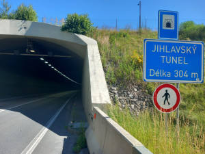 Jihlavský tunel je zavřený, dělníci v něm vymění povrch a opraví i mosty