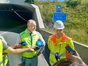 Jihlavský tunel je zavřený, dělníci v něm vymění povrch a opraví i mosty