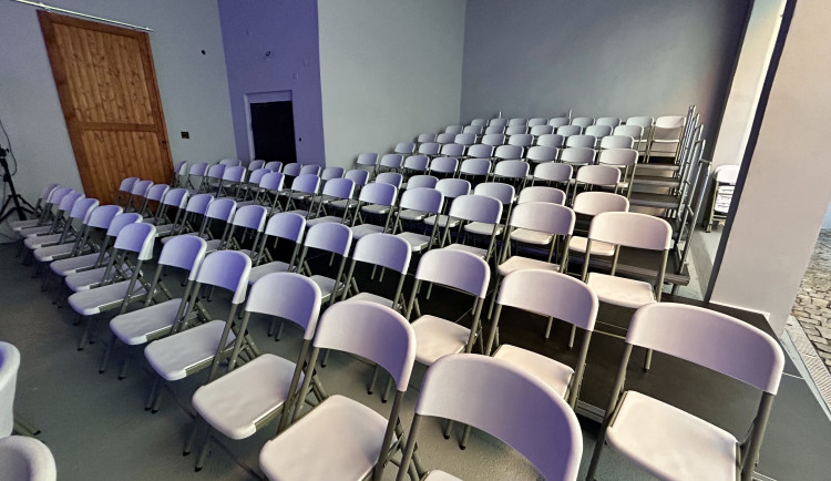 Divadelní dvorek v Jihlavě již funguje. Příjemný stín ocení až 200 diváků