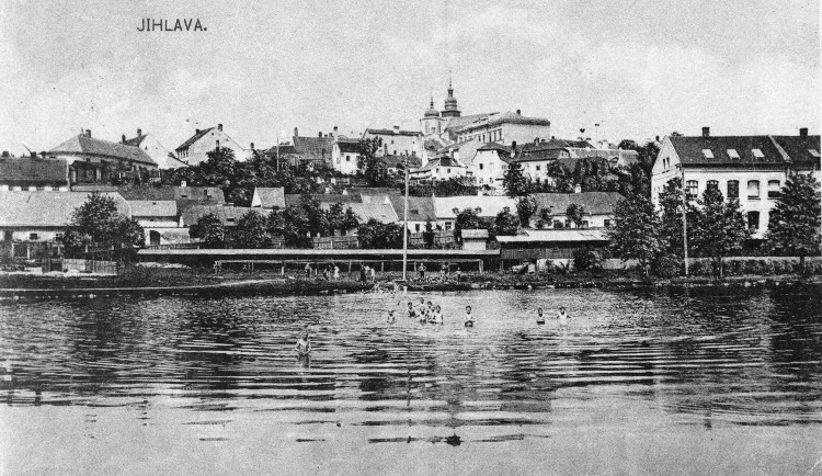 Letní radovánky mládeže na hladině Koňského rybníka někdy kolem roku 1900. Reprofoto: Poskytl Stanislav Jelínek