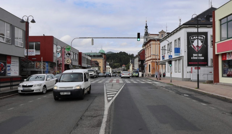 Mladík na elektrokoloběžce na přechodu srazil muže a ujel. Hledá ho policie