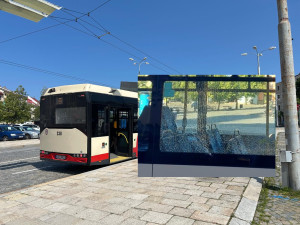 Rozbité sklo u trolejbusu v Jihlavě. Žádná střelná zbraň, zřejmě kamínek, říká policie