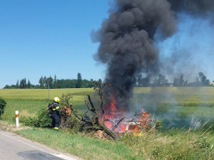 Řidička na Žďársku narazila do stromu a auto začalo hořet. Naštěstí stihla utéct