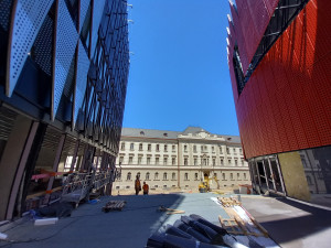 FOTO: V Horácké aréně už dělníci pracují na ledové ploše, montují se sedačky