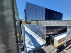 FOTO: V Horácké aréně už dělníci pracují na ledové ploše, montují se sedačky