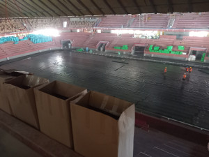 FOTO: V Horácké aréně už dělníci pracují na ledové ploše, montují se sedačky