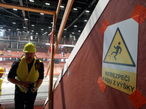FOTO: V Horácké aréně už dělníci pracují na ledové ploše, montují se sedačky