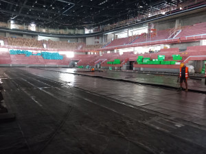 FOTO: V Horácké aréně už dělníci pracují na ledové ploše, montují se sedačky