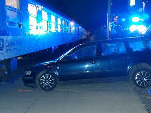 Řidič havaroval a z místa utekl, vlak musel nouzově brzdit. Policie hledá svědky