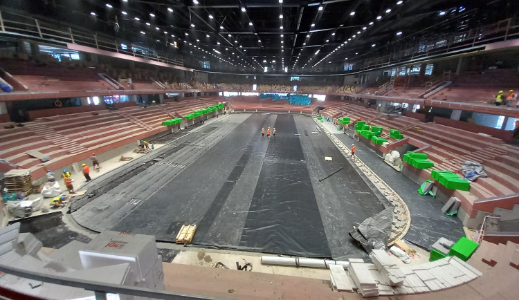 FOTO: V Horácké aréně dělníci pracují na ledové ploše, montují se i sedačky