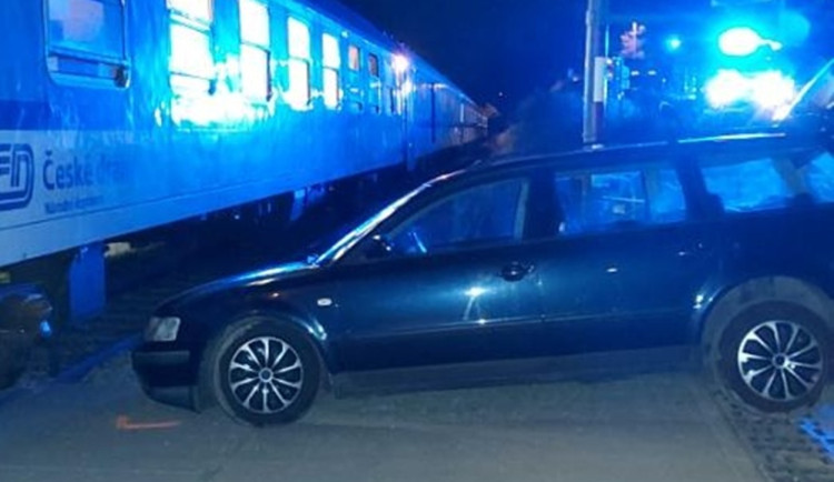 Řidič havaroval a z místa utekl, vlak musel nouzově brzdit. Policie hledá svědky. Foto: Se svolením Policie ČR