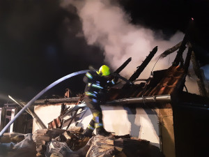 Noční požár v domě na Pelhřimovsku. Plameny napáchaly škodu ve výši 2,5 milionu