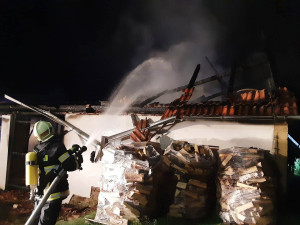 Noční požár v domě na Pelhřimovsku. Plameny napáchaly škodu ve výši 2,5 milionu