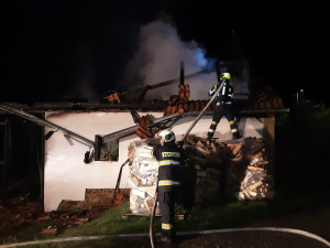 Noční požár v domě na Pelhřimovsku. Plameny napáchaly škodu ve výši 2,5 milionu
