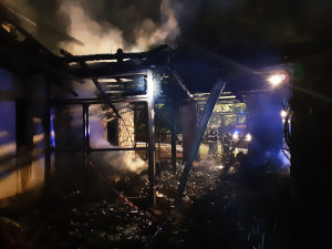 Noční požár v domě na Pelhřimovsku. Plameny napáchaly škodu ve výši 2,5 milionu