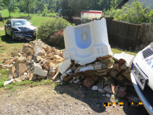 Řidička ve Škodovce vyjela mimo silnici a porazila boží muka, škoda je přes 200 tisíc