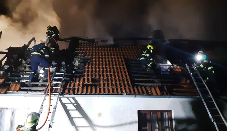 Noční požár v domě na Pelhřimovsku. Plameny napáchaly škodu ve výši 2,5 milionu