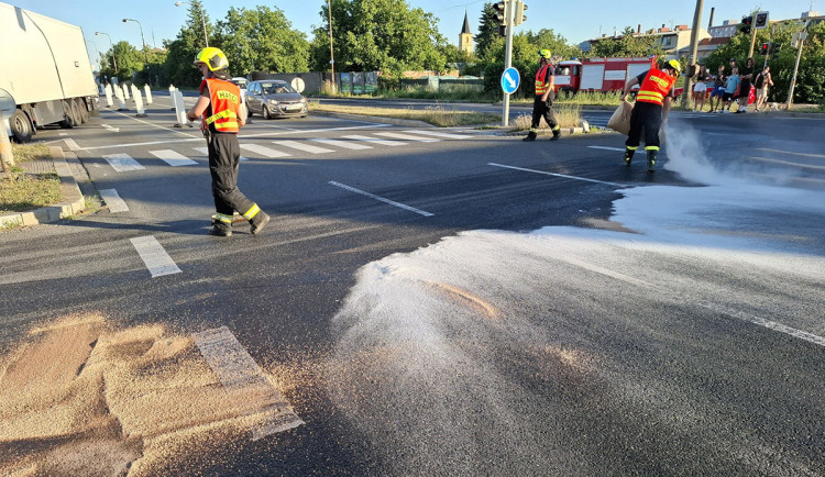 Dva kilometry silnice pokryté olejem a nehoda motorky. Hasiči v Olomouci řešili únik látky z cisterny