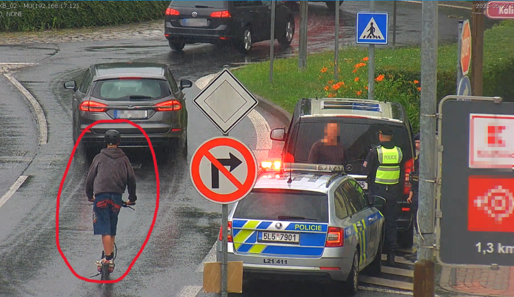 Koloběžkář srazil na přechodu muže a ujel. Policie zveřejnila fotografii