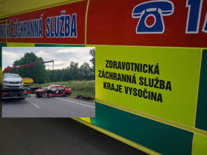 Ranní nehoda u Služátek. Pět lidí se zranilo, provoz je řízen kyvadlově