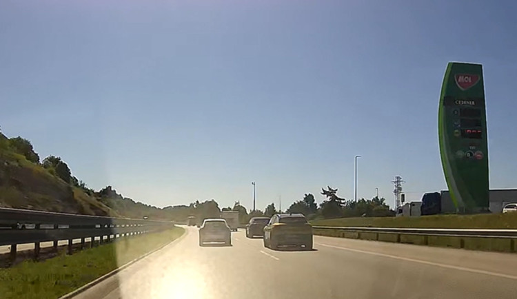 VIDEO: Řidič Audi RS Q8 vybrzdil na dálnici jiné auto. Vše viděli policisté. Foto: Se svolením Policie ČR