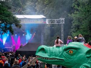 Kulturní tipy: Jihlava žije festivalem, v Třešti budou řezbáři a v Polné kočárky