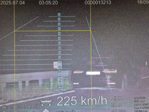 Cizinec v audi uháněl v noci po dálnici rychlostí 225 km/h. Přišel o řidičák