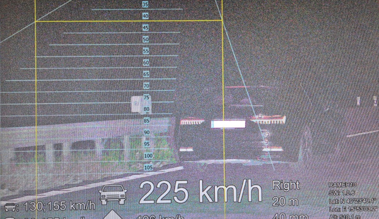 Cizinec v noci uháněl po dálnici rychlostí 225 km/h. Na místě přišel o papíry. Foto: Se svolením Policie ČR