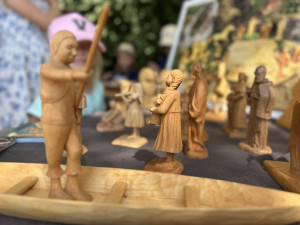 Třešť znovu hostí Dřevořezání. Nejradši dělám fousaté dědky, říká místní řezbář