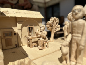 Třešť znovu hostí Dřevořezání. Nejradši dělám fousaté dědky, říká místní řezbář