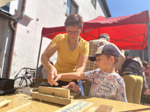 Třešť znovu hostí Dřevořezání. Nejradši dělám fousaté dědky, říká místní řezbář