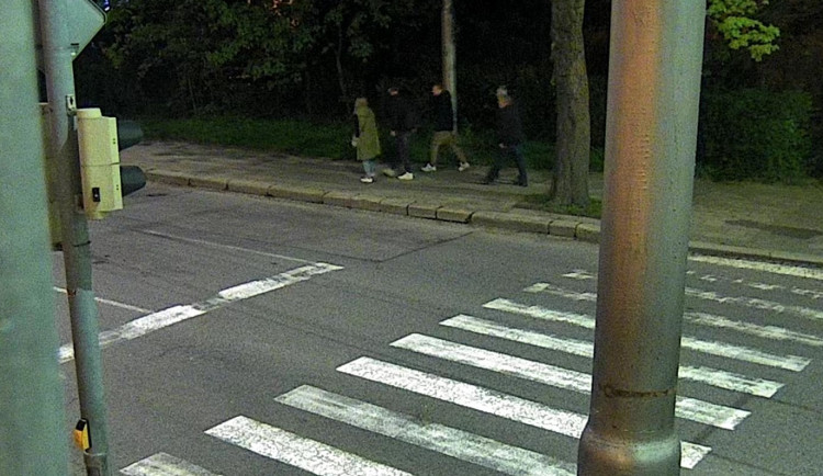 Rvačka v Jihlavě kvůli místům v restauraci. Neznáte lidi na fotkách?