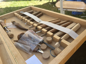 Čtrnáct let je řezbářem. Začalo to díky dlátkům od manželky, říká Marek Pazderka