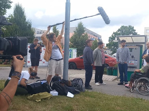 FOTO: V Jihlavě se natáčí nový sitcom. Diváci se při scénách od nemocnice zasmějí