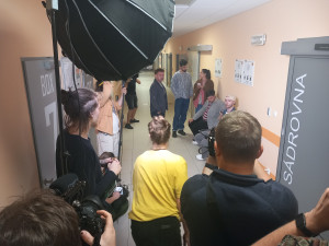 FOTO: V Jihlavě se natáčí nový sitcom. Diváci se při scénách od nemocnice zasmějí