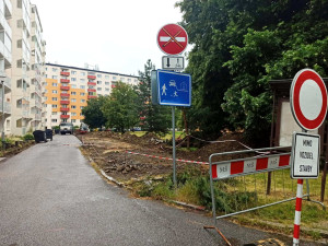 VIDEO: Na sídlišti v Jihlavě se vylepšuje parkoviště. Přibude tam 38 stání