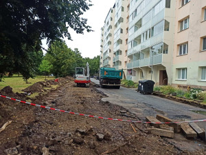 VIDEO: Na sídlišti v Jihlavě se vylepšuje parkoviště. Přibude tam 38 stání