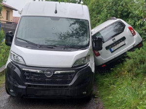 Řidič dacie se pokusil objet dodávku přes svah. Obě auta se do sebe zaklínila