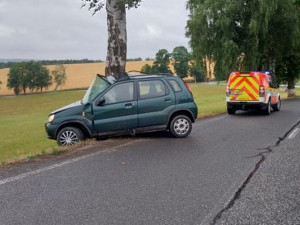 Na Pelhřimovsku narazila řidička do stromu, na místo letěl vrtulník z Prahy