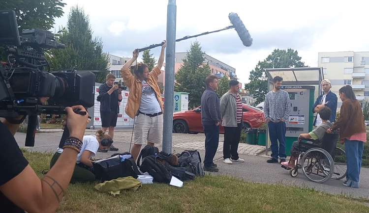 V Jihlavě se natáčí nový sitcom. Diváci se zasmějí nejen při scénách od nemocnice