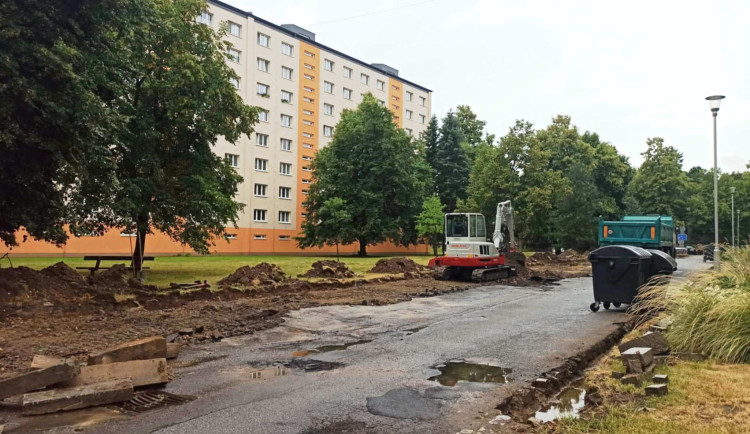 Na sídlišti v Jihlavě se vylepšuje parkoviště. Přibude tam 38 stání