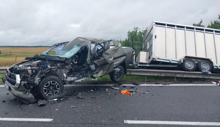 Havárie u Zvěrkovic zkomplikovala provoz na silnici z Jihlavy do Znojma. Foto: Se svolením Policie ČR